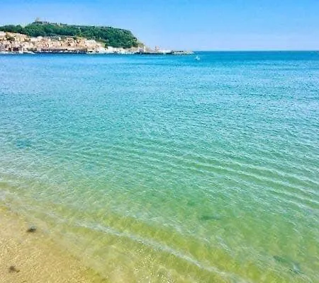 Lighthouse View, One Min From Harbour & Beach דירה