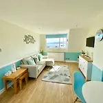 Lighthouse View, One Min From Harbour & Beach *