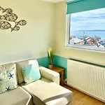 Lighthouse View, One Min From Harbour & Beach Lägenhet *