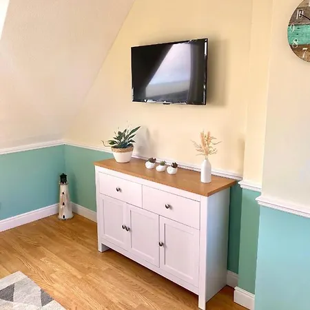 Lighthouse View, One Min From Harbour & Beach Апартаменты *