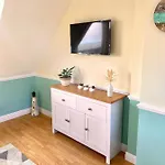 Lighthouse View, One Min From Harbour & Beach Apartment *