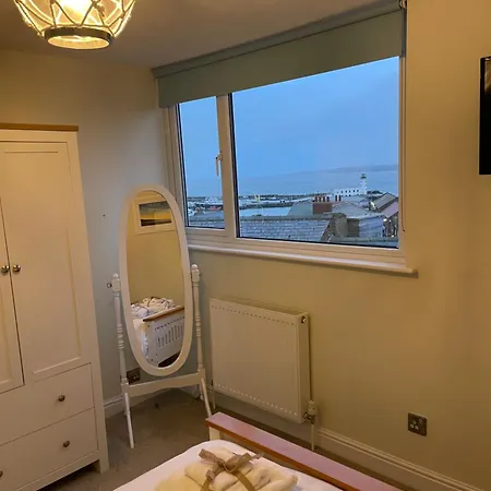 Lighthouse View, One Min From Harbour & Beach Apartment